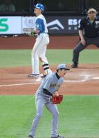 　８回、清宮幸を空振り三振に打ち取り、吠える才木（撮影・西岡正）