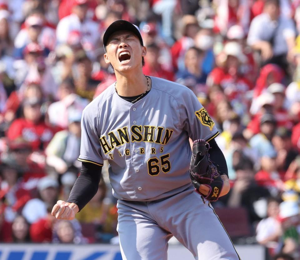 　７回のピンチで、野間を空振り三振に斬り、ほえる湯浅（撮影・市尻達拡）