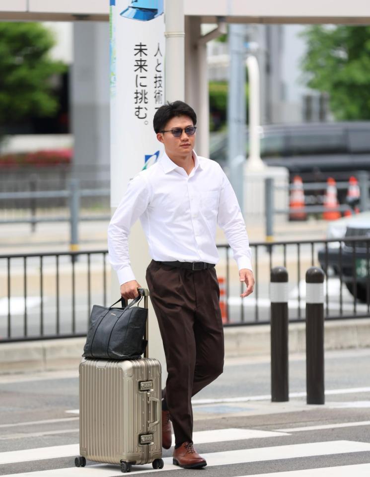 北海道に向けて出発する阪神・森下翔太（撮影・北村雅宏）