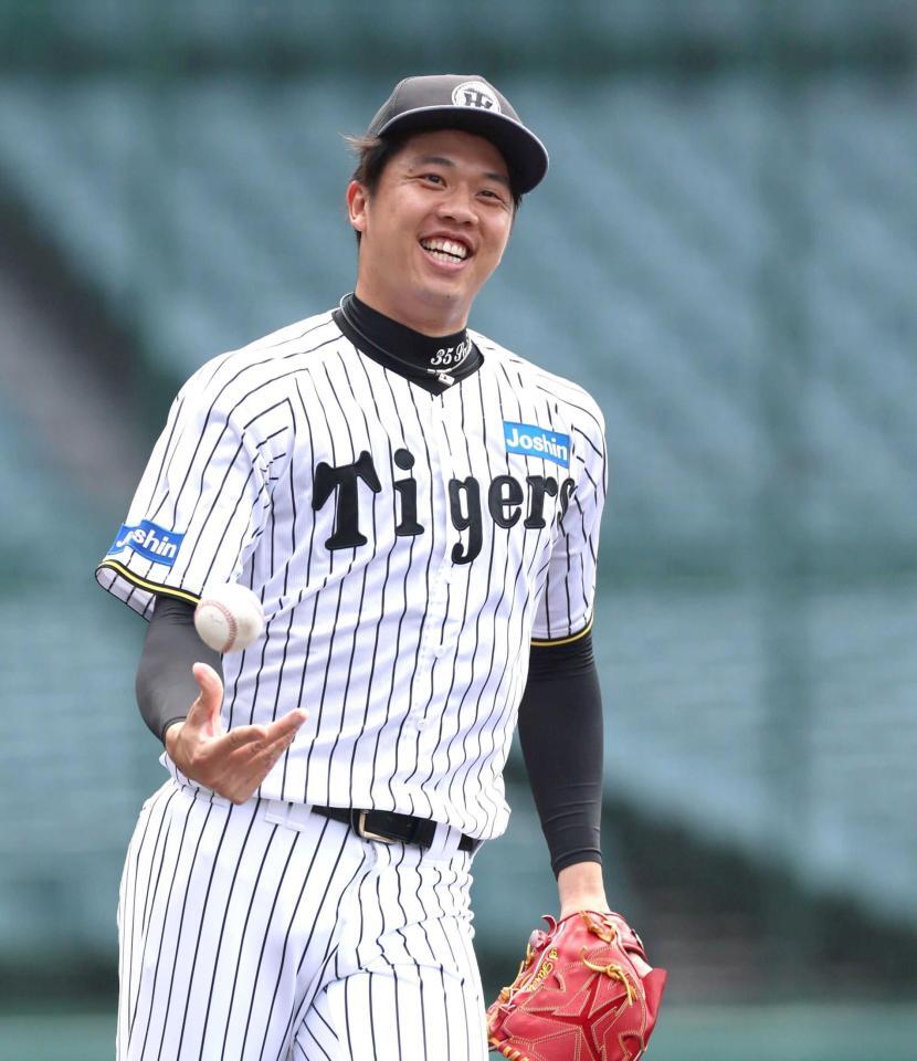 　ハツラツとした表情で守備練習に励む才木（撮影・北村雅宏）