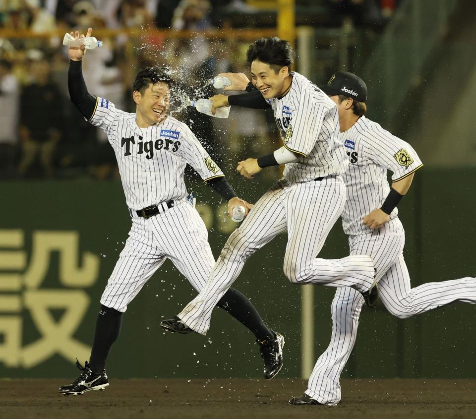 　１１回、サヨナラ勝ちに歓喜する糸原（左）＝２７日