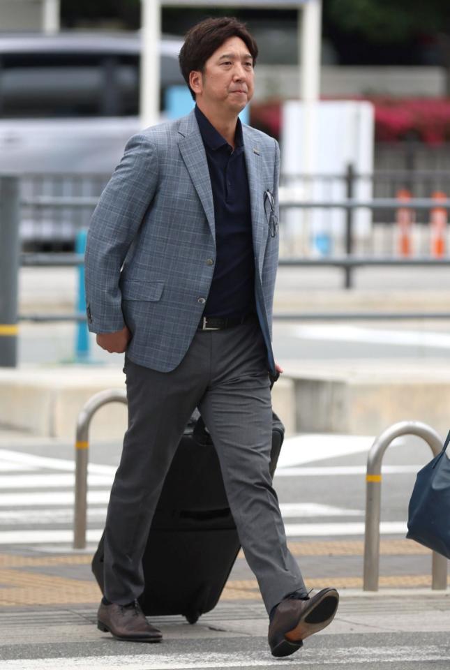 　北海道に向けて出発する藤川監督（撮影・北村雅宏）