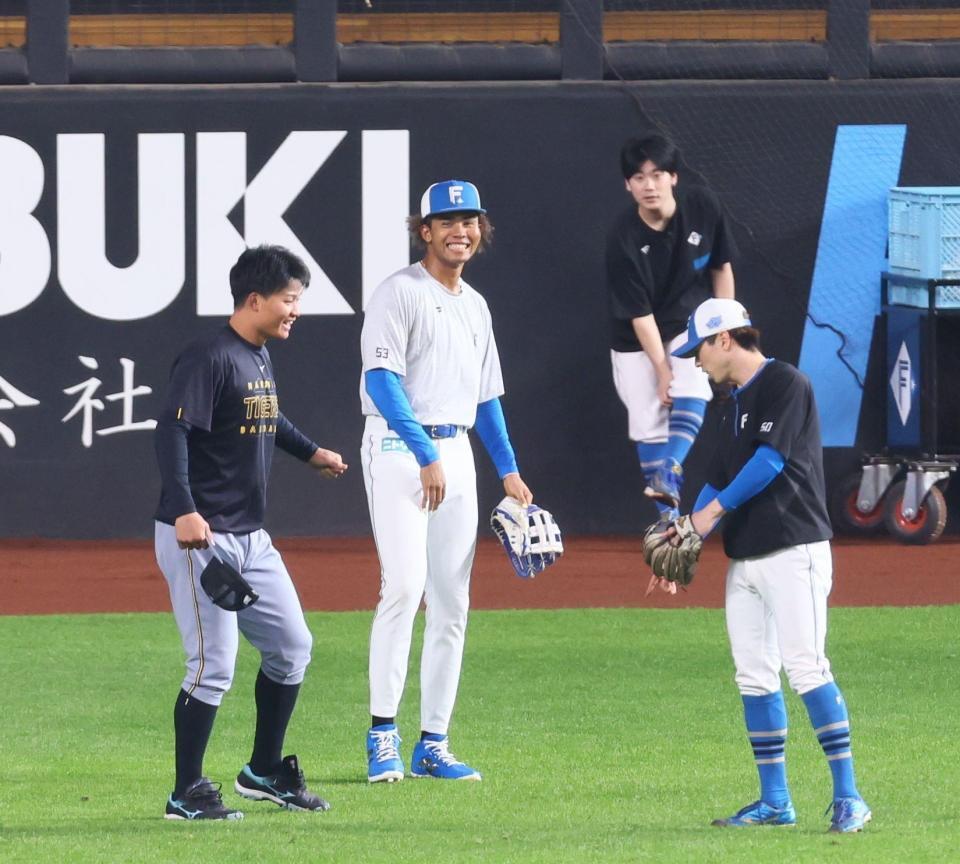 　試合前、水谷（中央）、五十幡（右）と談笑する森下（撮影・中島達哉）