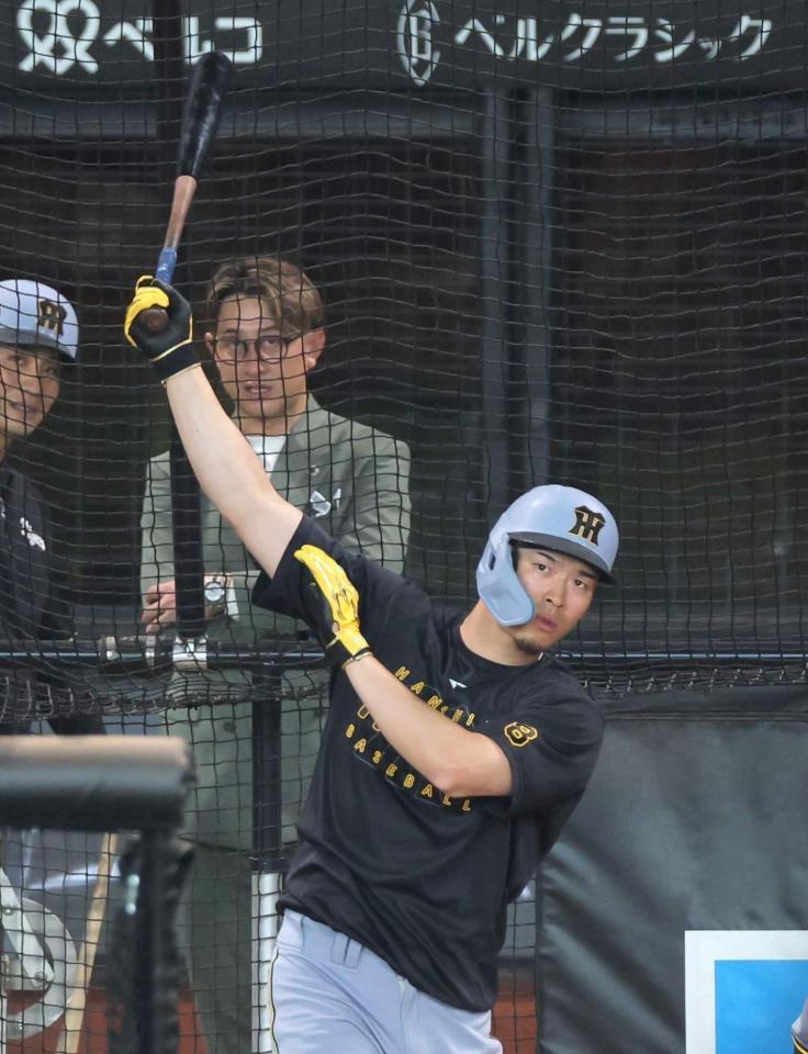 　打撃練習する佐藤輝（撮影・西岡正）