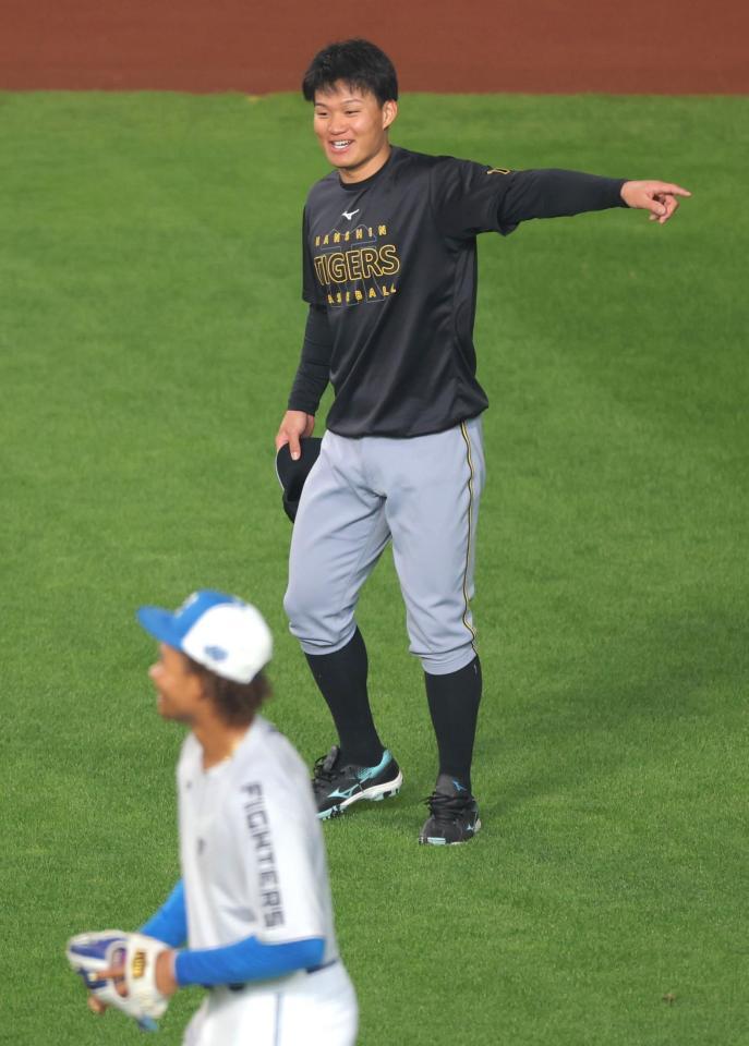 　試合前に水谷（下）と話す森下（撮影・西岡正）