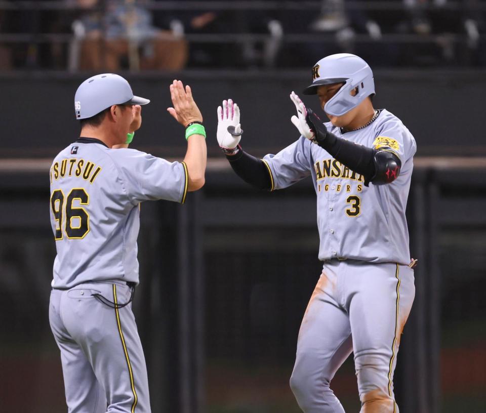 　６回、先制ソロを放ち、迎えられる大山（右）＝撮影・中島達哉