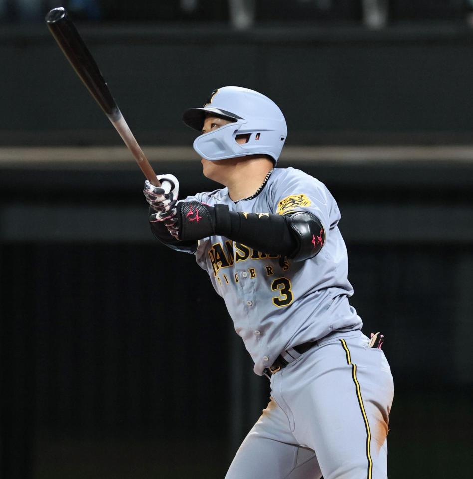 　３回、先制ソロを放つ大山（撮影・田中太一）