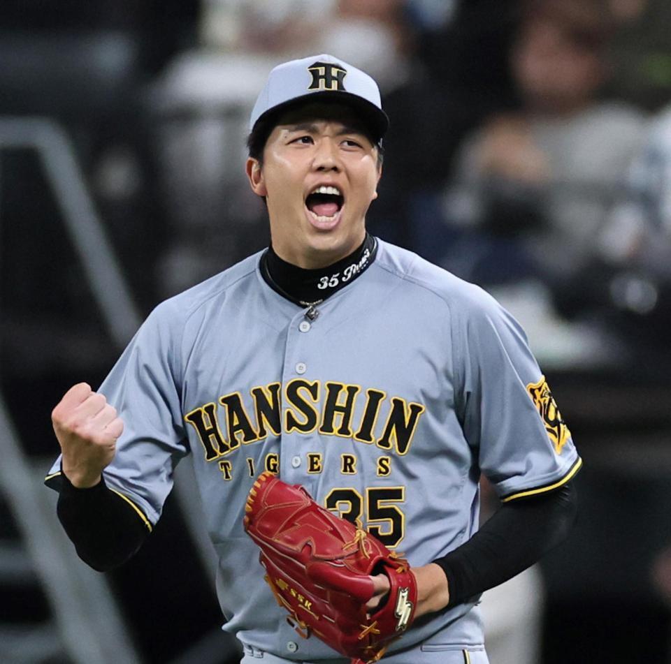 　５回、満塁のピンチを無失点に抑え、気迫を見せる才木（撮影・田中太一）