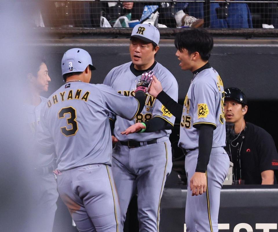 　６回、先制ソロを放った大山（３）を迎える才木（右）＝撮影・中島達哉