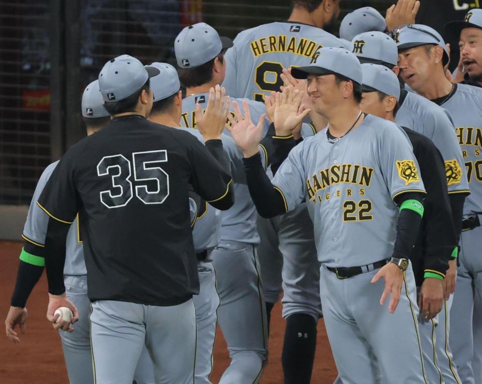 　笑顔で才木（左）を迎える藤川監督（撮影・西岡正）