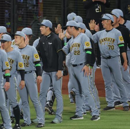 　日本ハムに勝利し、藤川監督（中央右）と並んでナインを迎える才木（同左）＝撮影・西岡正