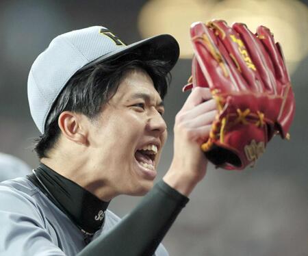 　８回、清宮幸を三振に仕留め、絶叫しながらベンチへ戻る才木（撮影・田中太一）