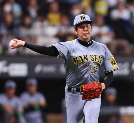 　１回、水谷の投ゴロを処理し、一塁へ送球する才木（撮影・中島達哉）