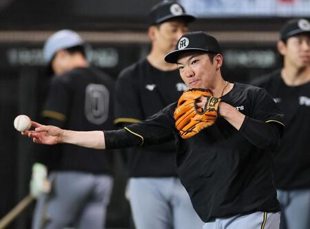 　ノックを受け送球する石井（撮影・田中太一）