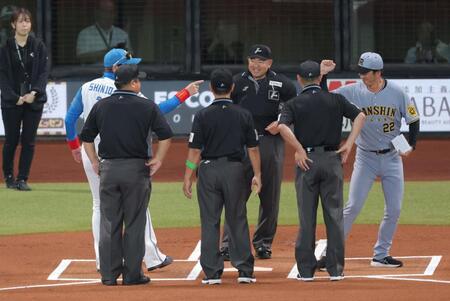 メンバー表交換で健闘を誓う新庄監督（左）と藤川監督（右）＝撮影・西岡正