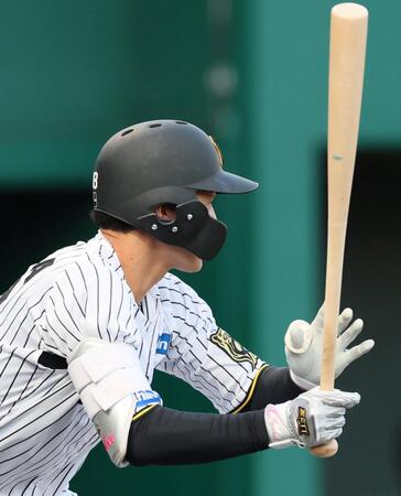 １回、左前打を放つ小幡（撮影・立川洋一郎）