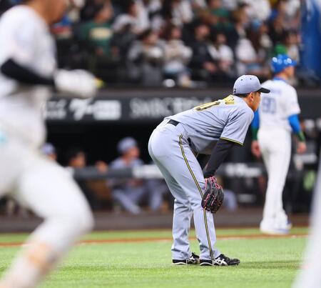 ４回、山県（左）に勝ち越し２ランを浴びる門別（撮影・中島達哉）