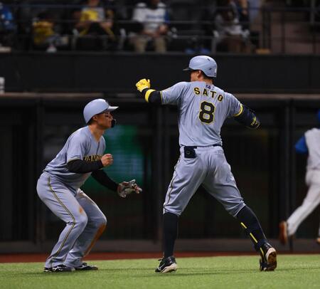 　８回、２ランを放ち、森下（左）に迎えられる佐藤輝（撮影・中島達哉）
