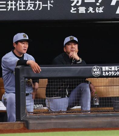 ２回、門別が追加点を許し、厳しい表情の藤川監督（右）＝撮影・中島達哉