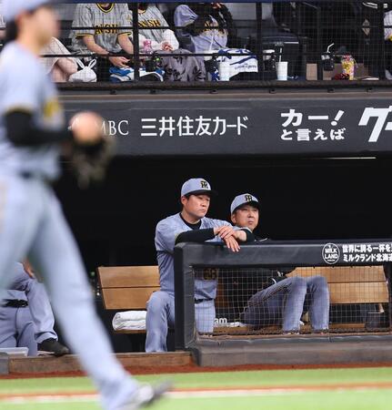 ５回、工藤（左）が追加点を許し、厳しい表情の藤川監督（右）＝撮影・中島達哉