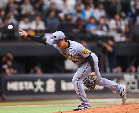 ６回、日本ハム・山県秀への投球時にバランスを崩す阪神・工藤泰成＝エスコンフィールド北海道（撮影・中島達哉）