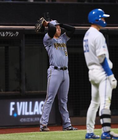 ５回、万波に適時打を浴び、頭を抱える工藤（撮影・中島達哉）