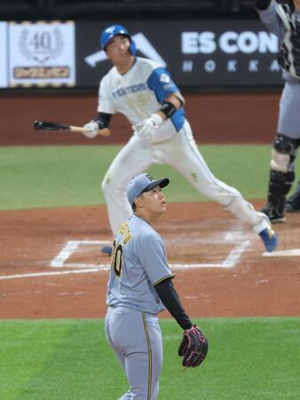 　４回、山県に勝ち越し２ランを浴びる門別（撮影・西岡正）