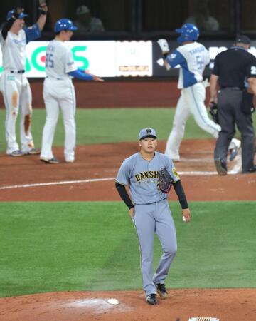 ４回、山県に勝ち越し２ランを浴びる門別（撮影・西岡正）