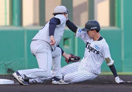 １回、井坪の右前打で三塁へ滑り込む小幡（撮影・立川洋一郎）