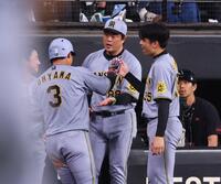 　６回、先制ソロを放った大山（３）を迎える才木（右）＝撮影・中島達哉