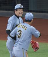 　６回、ピンチをしのぎ、大山（右）と笑顔でタッチする才木（撮影・西岡正）