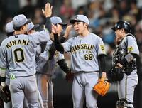 　最後を締め、ナインとタッチを交わす石井（中央）