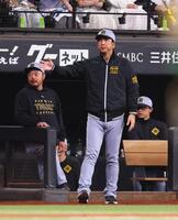 　８回、代打・糸原を告げる藤川監督（中央）＝撮影・中島達哉