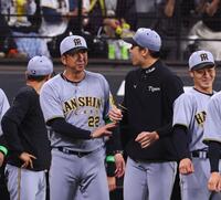 　日本ハムに勝利をあげ、才木（右から２人目）をねぎらう藤川監督（左）＝撮影・中島達哉