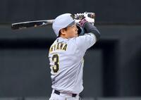 　６回、先制ソロを放つ大山（撮影・中島達哉）