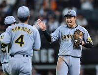 　勝利に貢献した大山はナインとタッチを交わす（撮影・田中太一）