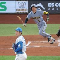 　３回、右前打を放つ近本（撮影・西岡正）