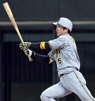 　３回、安打を放つ近本（撮影・田中太一）