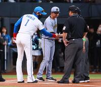 　メンバー表を交換し、審判団と握手を交わす新庄監督（左）と藤川監督（中央）＝撮影・中島達哉