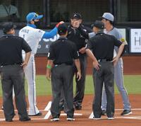 メンバー表交換で新庄監督（左）とグータッチする藤川監督（撮影・西岡正）