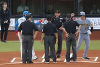 メンバー表交換で健闘を誓う新庄監督（左）と藤川監督（右）＝撮影・西岡正