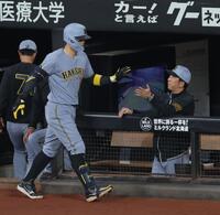 ４回、ソロを放ち、藤川監督（右）に迎えられる佐藤輝（撮影・西岡正）