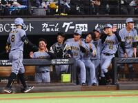 ４回、ソロを放った佐藤輝（左）を迎える阪神ナイン（撮影・中島達哉）