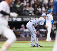 ４回、山県（左）に勝ち越し２ランを浴びる門別（撮影・中島達哉）