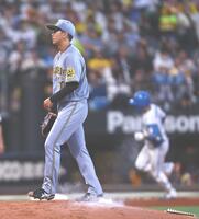 ４回、山県（右）に勝ち越し２ランを浴びた門別（撮影・中島達哉）