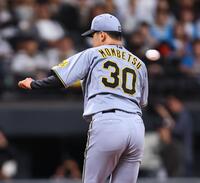 　１回、打者・郡司に先制打を許す門別（撮影・中島達哉）