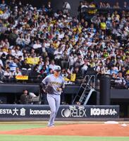 凱旋登板のマウンドに向かう門別（撮影・中島達哉）