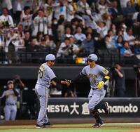 ８回、２ランを放ち、ダイヤモンドを回る佐藤輝（右）＝撮影・中島達哉