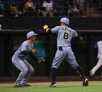 　８回、２ランを放ち、森下（左）に迎えられる佐藤輝（撮影・中島達哉）