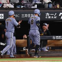 　８回、２ランを放った佐藤輝（中央）、森下（左）を迎える藤川監督（撮影・中島達哉）